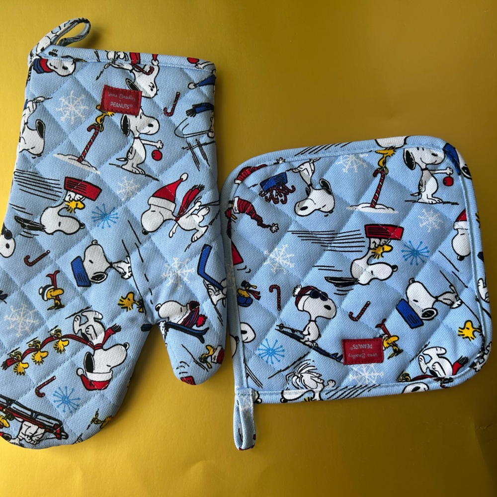 NWOT! PEANUTS SNOOPY CHRISTMAS OVEN MITT AND POTHOLDER SET. - Picture 2 of 7
